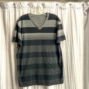 American Eagle short sleeve, V neck t-shirt.